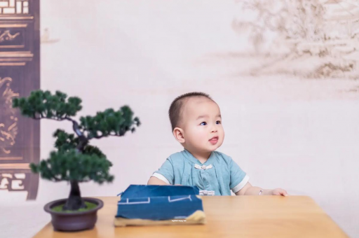 博尔塔拉蒙古宝宝总是抠鼻子 博尔塔拉蒙古宝宝总是抠鼻子